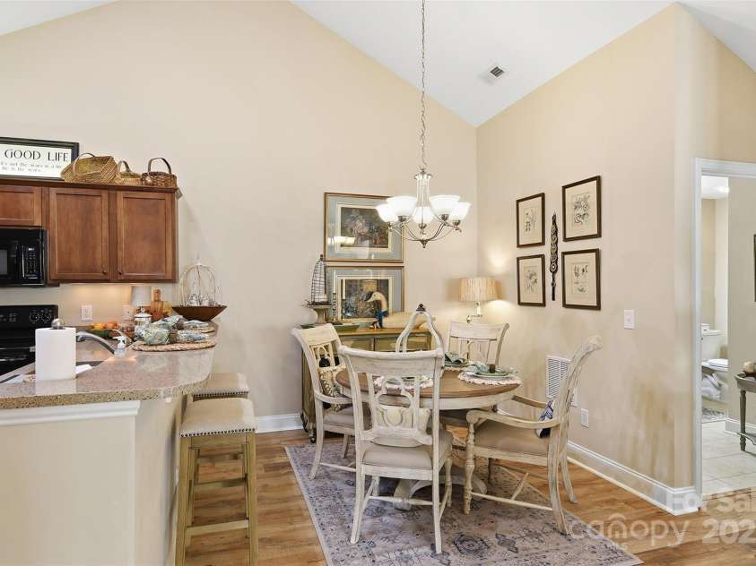 817 Wynnshire Drive, Hickory, NC 28601.  MLS# CAR4315073, YatesRealty ID 3811. 