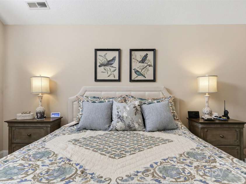 817 Wynnshire Drive, Hickory, NC 28601.  MLS# CAR4315073, YatesRealty ID 3811. 