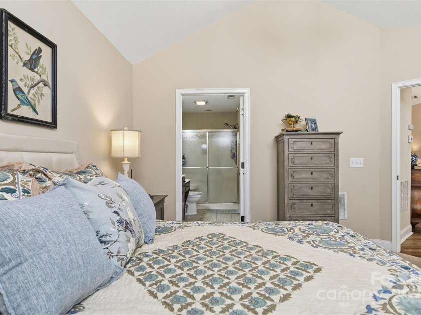 817 Wynnshire Drive, Hickory, NC 28601.  MLS# CAR4315073, YatesRealty ID 3811. 