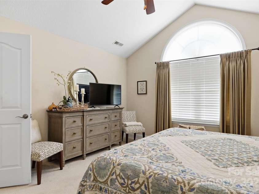 817 Wynnshire Drive, Hickory, NC 28601.  MLS# CAR4315073, YatesRealty ID 3811. 