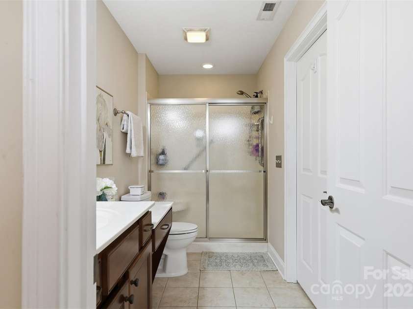 817 Wynnshire Drive, Hickory, NC 28601.  MLS# CAR4315073, YatesRealty ID 3811. 