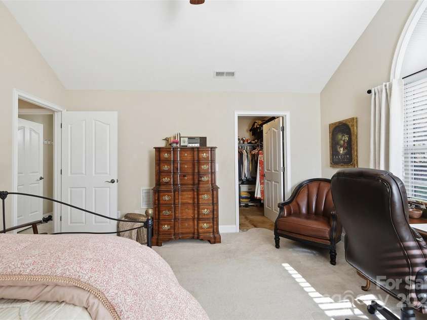 817 Wynnshire Drive, Hickory, NC 28601.  MLS# CAR4315073, YatesRealty ID 3811. 