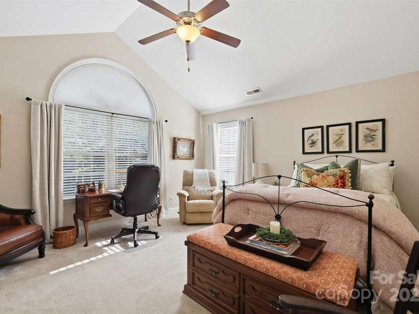 817 Wynnshire Drive, Hickory, NC 28601.  MLS# CAR4315073, YatesRealty ID 3811. 