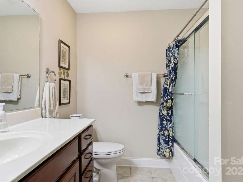 817 Wynnshire Drive, Hickory, NC 28601.  MLS# CAR4315073, YatesRealty ID 3811. 