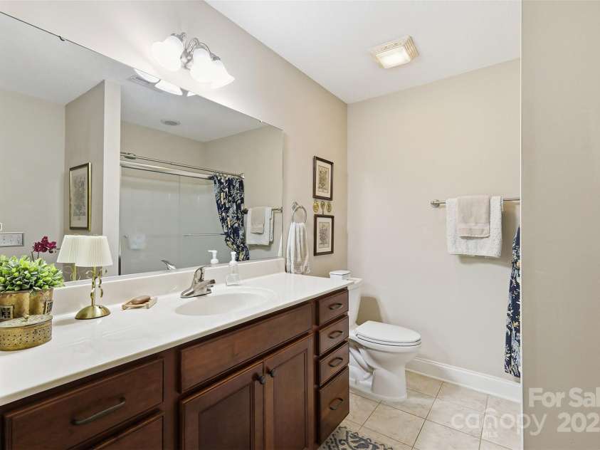 817 Wynnshire Drive, Hickory, NC 28601.  MLS# CAR4315073, YatesRealty ID 3811. 