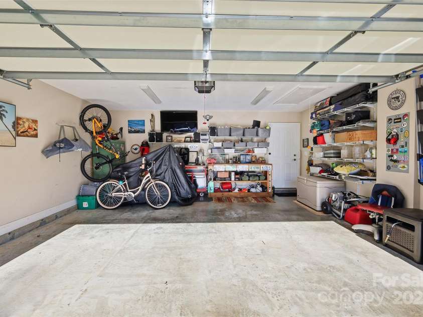 817 Wynnshire Drive, Hickory, NC 28601.  MLS# CAR4315073, YatesRealty ID 3811. 