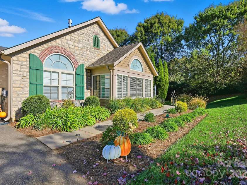 817 Wynnshire Drive, Hickory, NC 28601.  MLS# CAR4315073, YatesRealty ID 3811. 