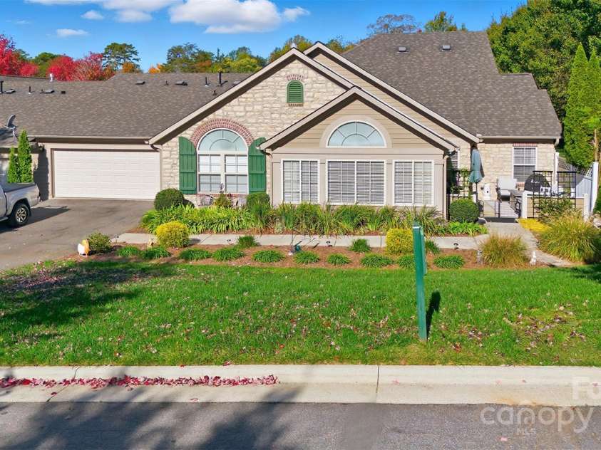 817 Wynnshire Drive, Hickory, NC 28601.  MLS# CAR4315073, YatesRealty ID 3811. 