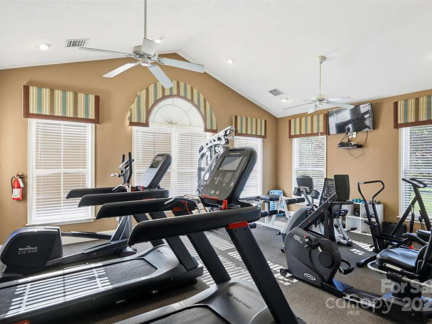 817 Wynnshire Drive, Hickory, NC 28601.  MLS# CAR4315073, YatesRealty ID 3811. 