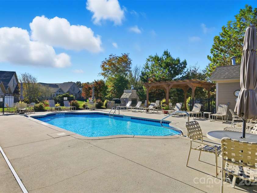 817 Wynnshire Drive, Hickory, NC 28601.  MLS# CAR4315073, YatesRealty ID 3811. 