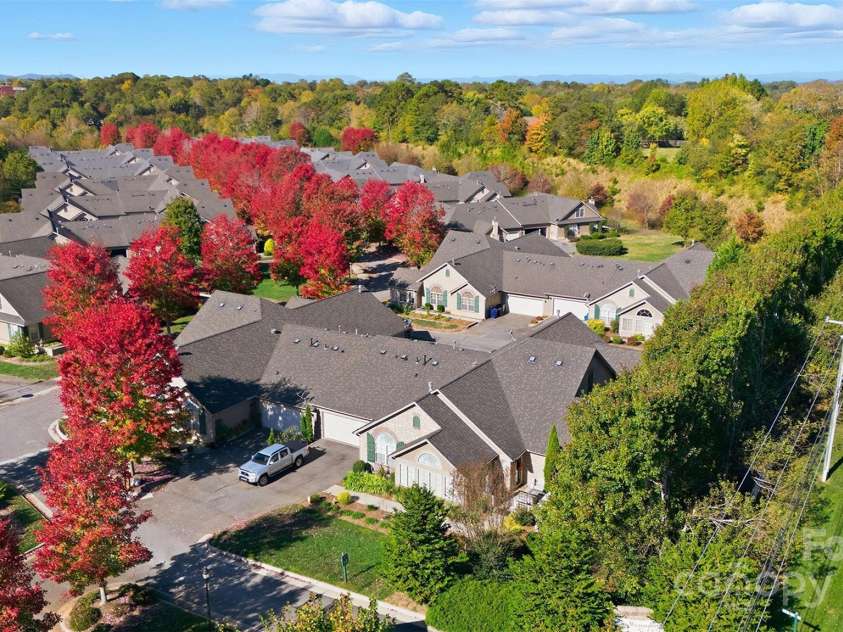 817 Wynnshire Drive, Hickory, NC 28601.  MLS# CAR4315073, YatesRealty ID 3811. 