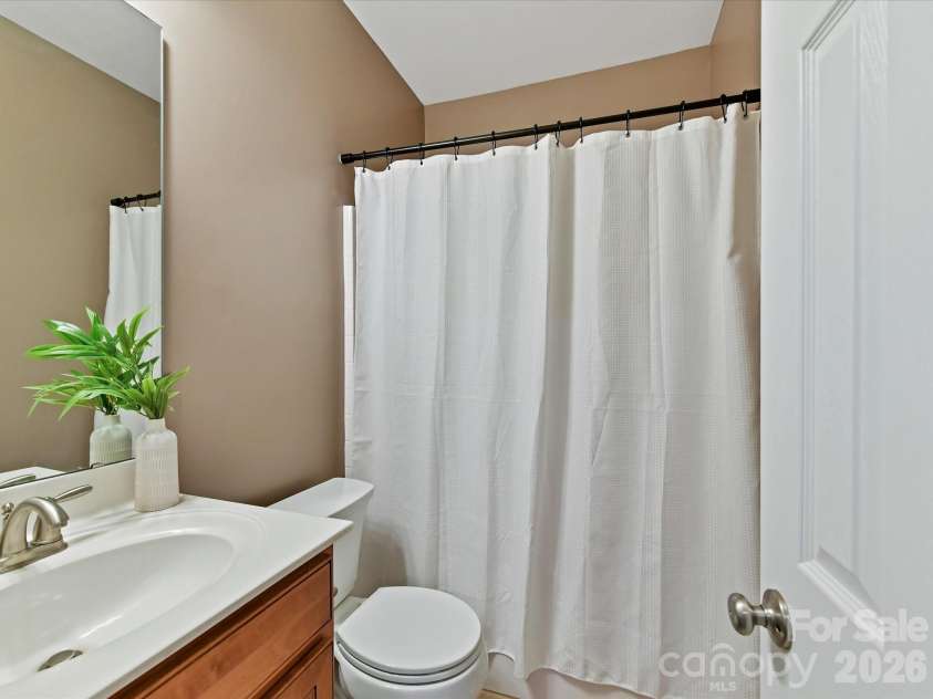 8707 Lake Pines Drive, Cornelius, NC 28031.  MLS# CAR4402781, YatesRealty ID 38115. Well-appointed full bath features a spacious vanity, shower-tub combination, and a functional layout designed for everyday convenience.
