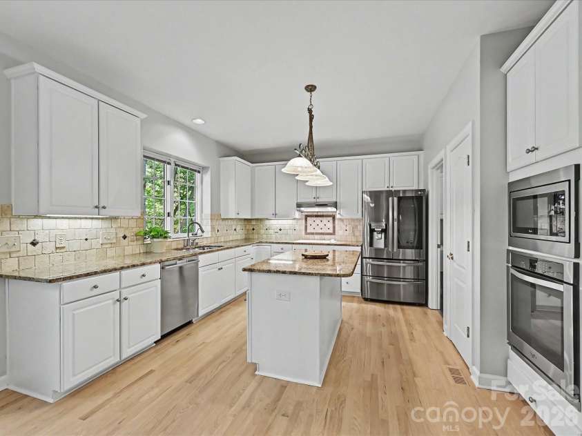 5710 Kinglet Lane, Charlotte, NC 28269.  MLS# CAR4398828, YatesRealty ID 38117. 
