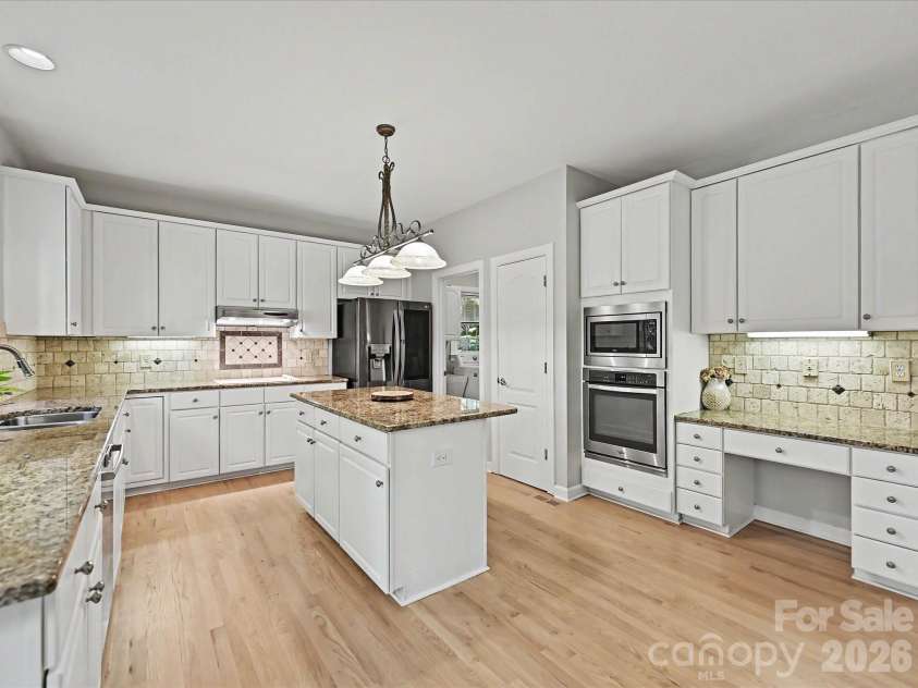 5710 Kinglet Lane, Charlotte, NC 28269.  MLS# CAR4398828, YatesRealty ID 38117. 