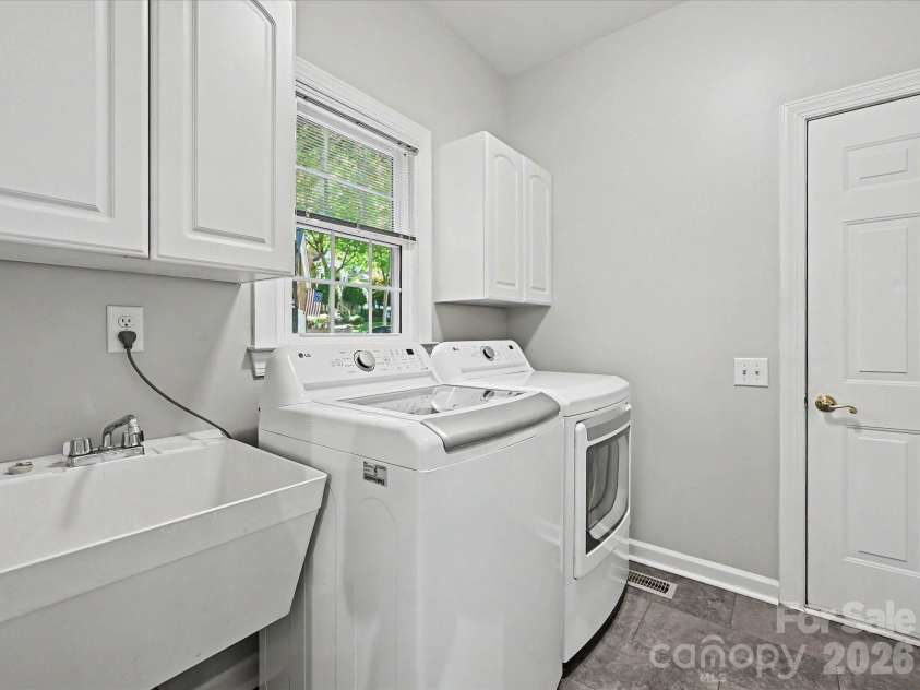 5710 Kinglet Lane, Charlotte, NC 28269.  MLS# CAR4398828, YatesRealty ID 38117. 