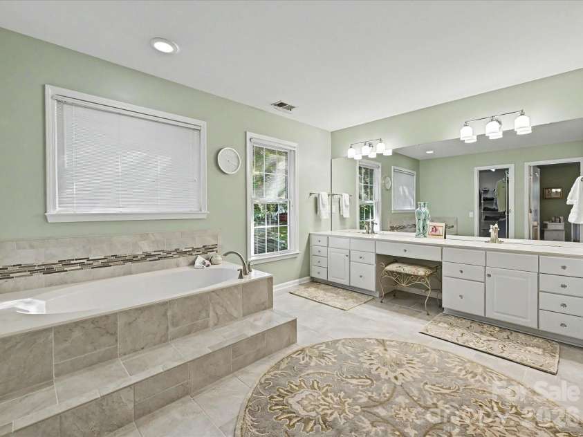 5710 Kinglet Lane, Charlotte, NC 28269.  MLS# CAR4398828, YatesRealty ID 38117. 