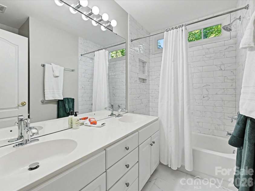 5710 Kinglet Lane, Charlotte, NC 28269.  MLS# CAR4398828, YatesRealty ID 38117. 