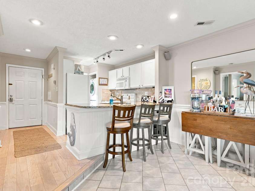 2135 Regatta Lane, Denver, NC 28037.  MLS# CAR4401238, YatesRealty ID 3812. Eat in Counter Space