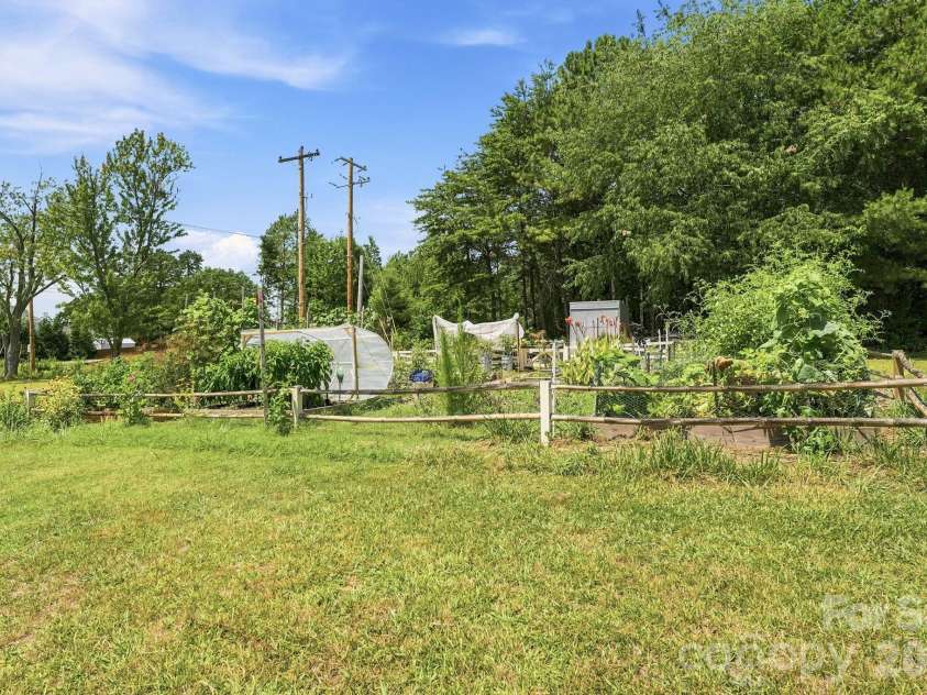 2135 Regatta Lane, Denver, NC 28037.  MLS# CAR4401238, YatesRealty ID 3812. Garden area