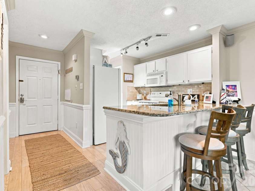 2135 Regatta Lane, Denver, NC 28037.  MLS# CAR4401238, YatesRealty ID 3812. Kitchen with granite