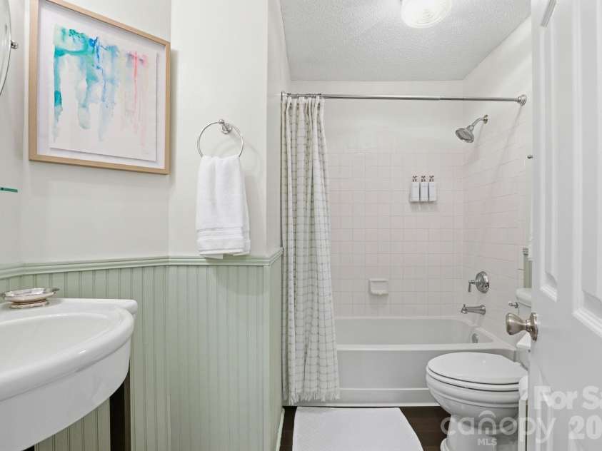 2135 Regatta Lane, Denver, NC 28037.  MLS# CAR4416821, YatesRealty ID 3812. Guest Bath