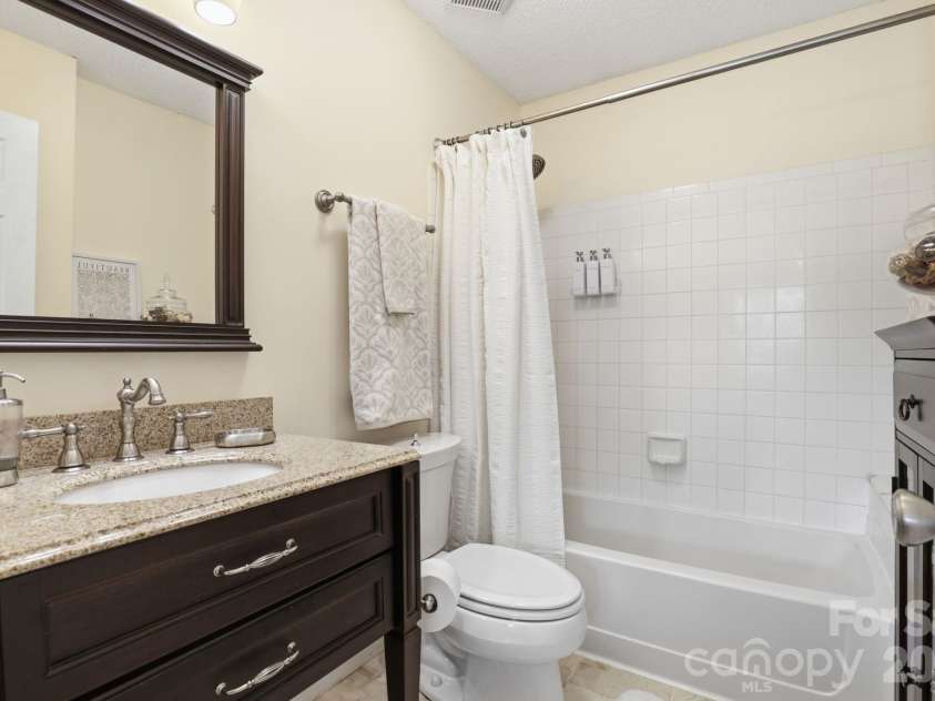 2135 Regatta Lane, Denver, NC 28037.  MLS# CAR4416821, YatesRealty ID 3812. Primary Bath