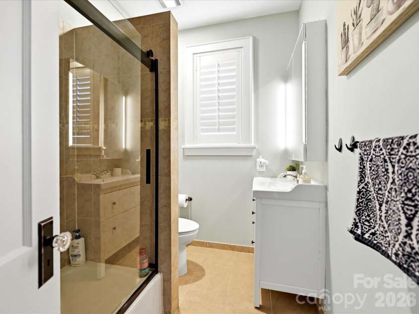 1822 Lombardy Circle, Charlotte, NC 28203.  MLS# CAR4403539, YatesRealty ID 38120. Full bath