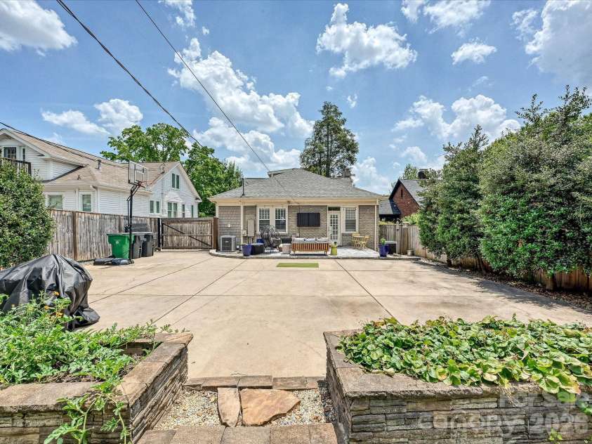 1822 Lombardy Circle, Charlotte, NC 28203.  MLS# CAR4403539, YatesRealty ID 38120. Garden planters with rear view