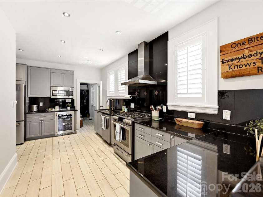 1822 Lombardy Circle, Charlotte, NC 28203.  MLS# CAR4403539, YatesRealty ID 38120. Kitchen