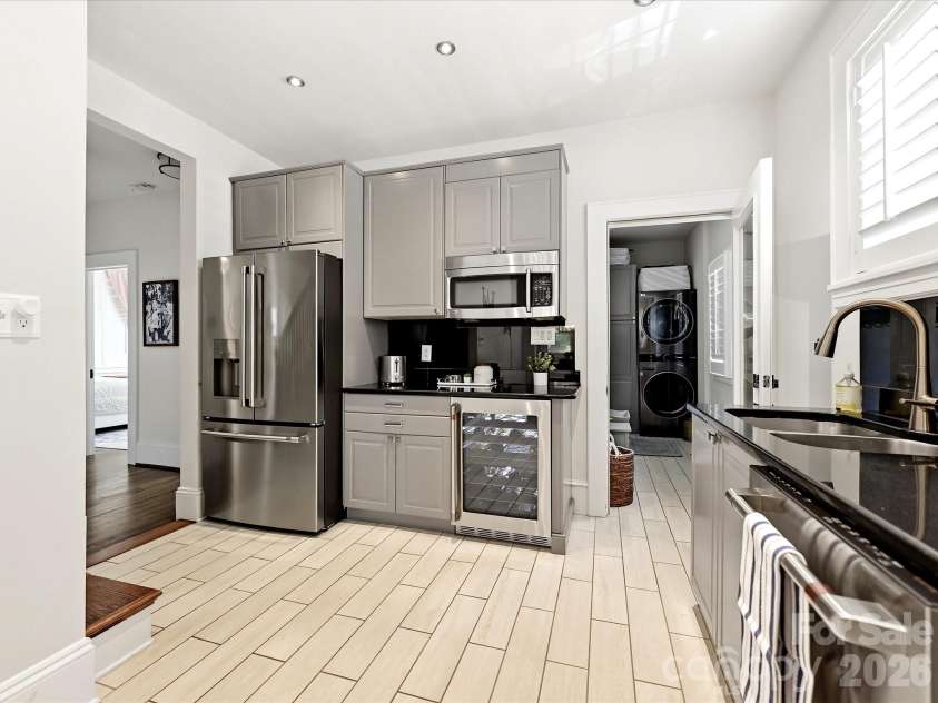 1822 Lombardy Circle, Charlotte, NC 28203.  MLS# CAR4403539, YatesRealty ID 38120. Kitchen