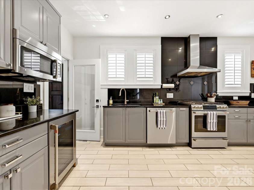 1822 Lombardy Circle, Charlotte, NC 28203.  MLS# CAR4403539, YatesRealty ID 38120. Kitchen