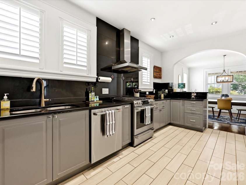 1822 Lombardy Circle, Charlotte, NC 28203.  MLS# CAR4403539, YatesRealty ID 38120. Kitchen