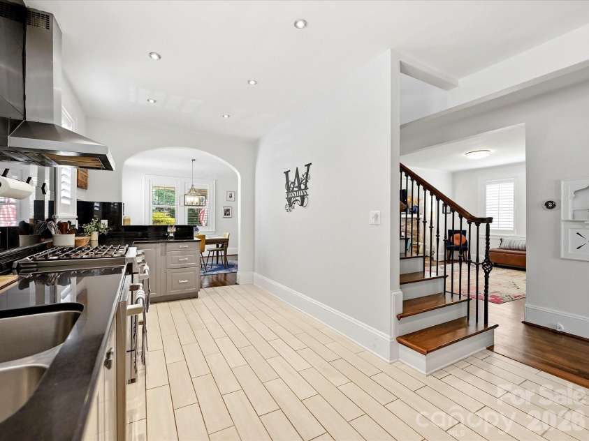 1822 Lombardy Circle, Charlotte, NC 28203.  MLS# CAR4403539, YatesRealty ID 38120. Kitchen