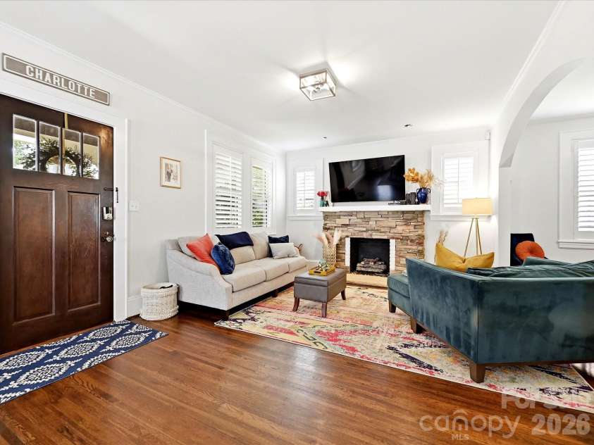 1822 Lombardy Circle, Charlotte, NC 28203.  MLS# CAR4403539, YatesRealty ID 38120. Living room