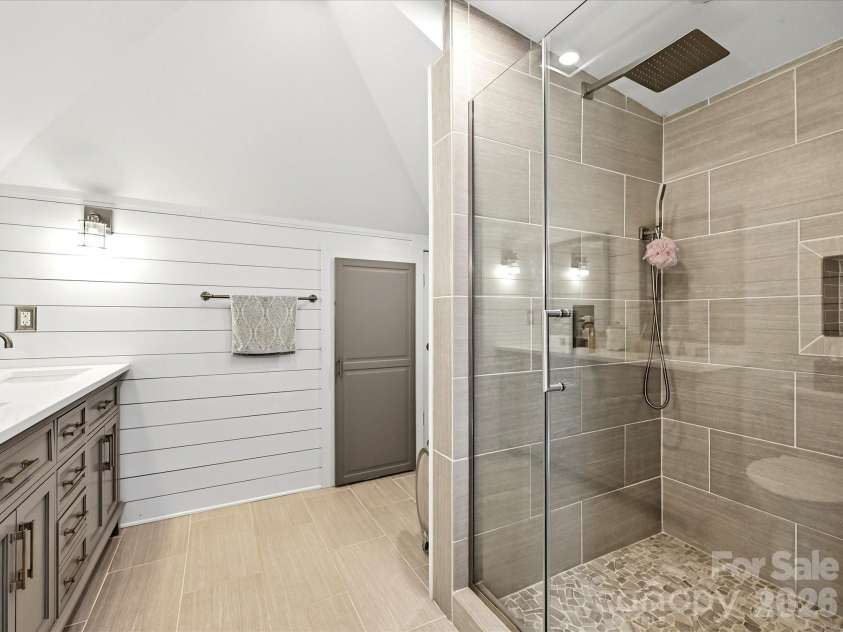 1822 Lombardy Circle, Charlotte, NC 28203.  MLS# CAR4403539, YatesRealty ID 38120. Primary bath