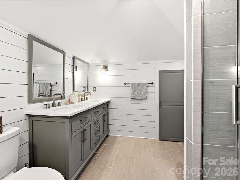 1822 Lombardy Circle, Charlotte, NC 28203.  MLS# CAR4403539, YatesRealty ID 38120. Primary bath