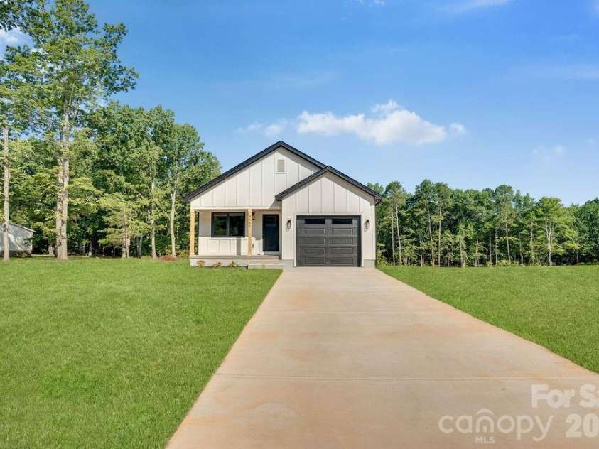 4641 Graybirch Drive, Maiden, NC 28650.  MLS# CAR4402381, YatesRealty ID 38123. 