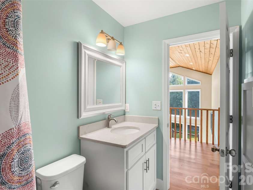 94 Fairway Drive, Nebo, NC 28761.  MLS# CAR4404522, YatesRealty ID 38125. Upstairs full bathroom