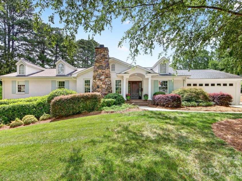 550 Manning Drive, Charlotte, NC 28209.  MLS# CAR4399971, YatesRealty ID 38126. 