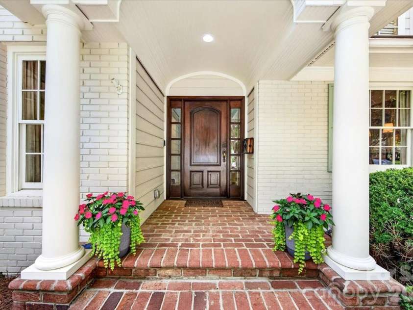 550 Manning Drive, Charlotte, NC 28209.  MLS# CAR4399971, YatesRealty ID 38126. 