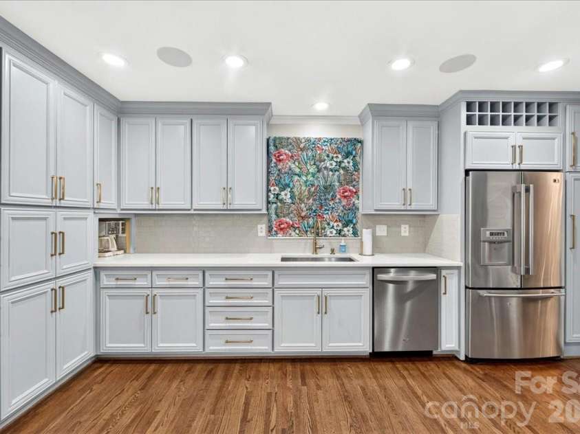 550 Manning Drive, Charlotte, NC 28209.  MLS# CAR4399971, YatesRealty ID 38126. 