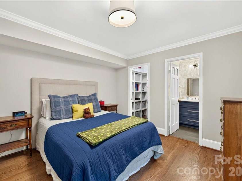 550 Manning Drive, Charlotte, NC 28209.  MLS# CAR4399971, YatesRealty ID 38126. 