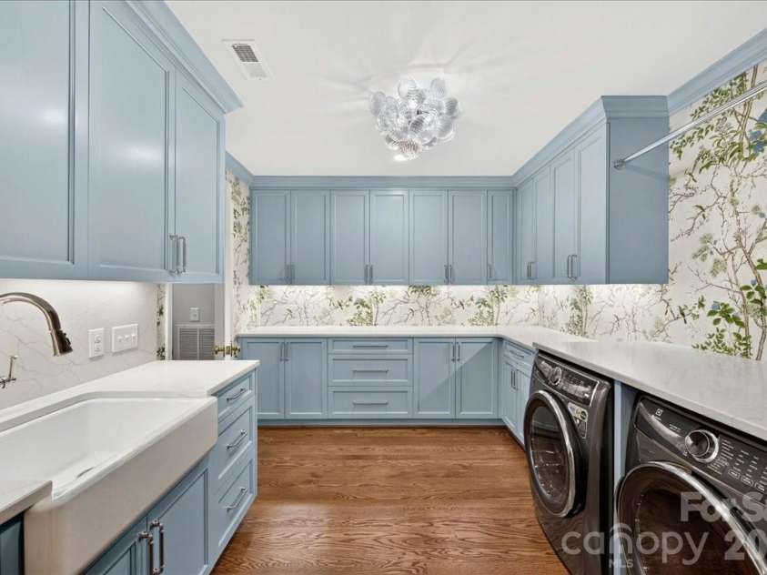 550 Manning Drive, Charlotte, NC 28209.  MLS# CAR4399971, YatesRealty ID 38126. 