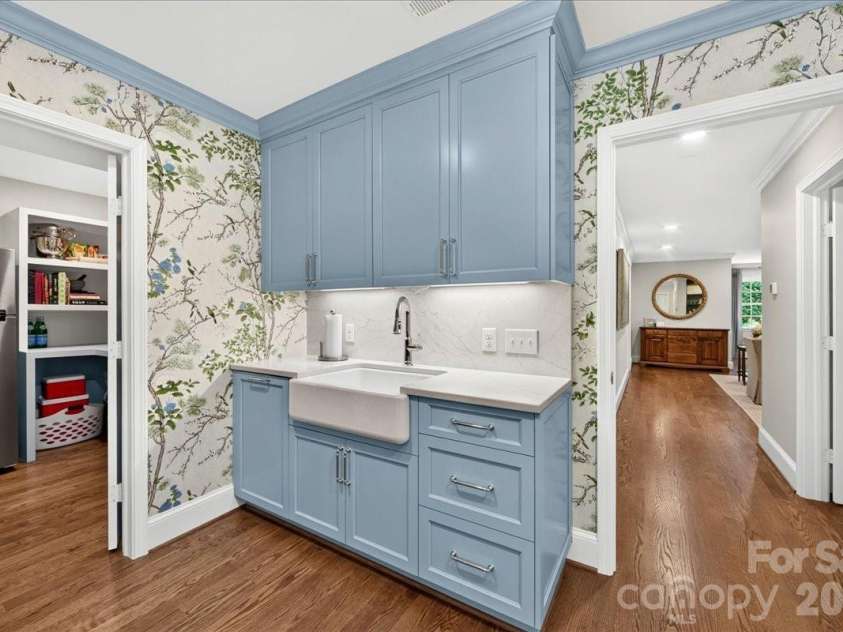 550 Manning Drive, Charlotte, NC 28209.  MLS# CAR4399971, YatesRealty ID 38126. 