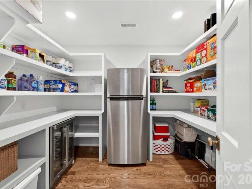 550 Manning Drive, Charlotte, NC 28209.  MLS# CAR4399971, YatesRealty ID 38126. 