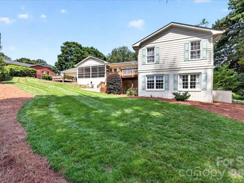 550 Manning Drive, Charlotte, NC 28209.  MLS# CAR4399971, YatesRealty ID 38126. 