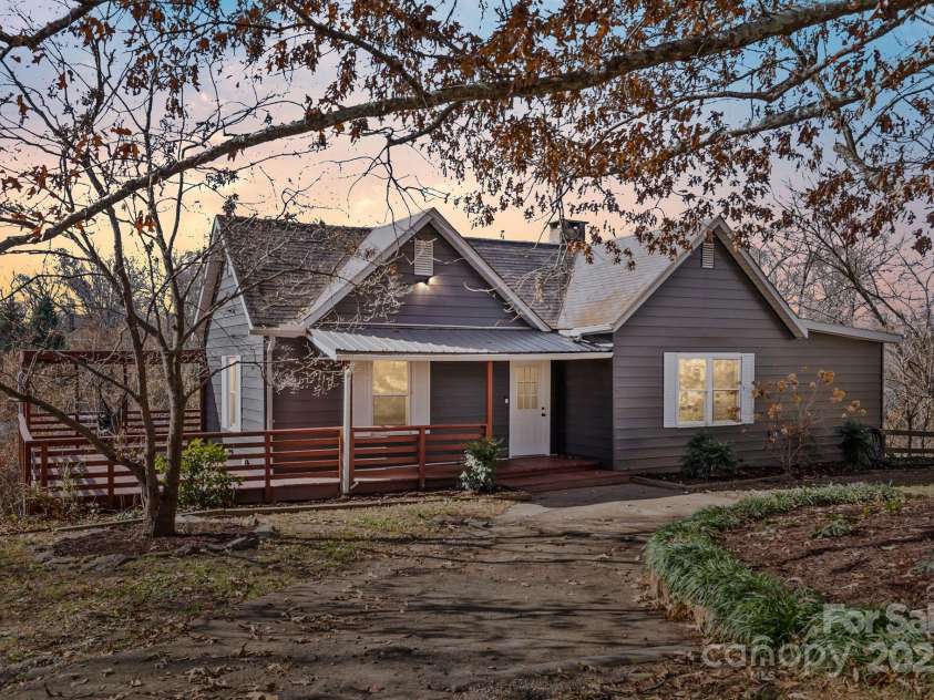 2 Worley Place, Asheville, NC 28806.  MLS# CAR4322493, YatesRealty ID 3813. 