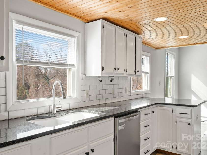 2 Worley Place, Asheville, NC 28806.  MLS# CAR4322493, YatesRealty ID 3813. 