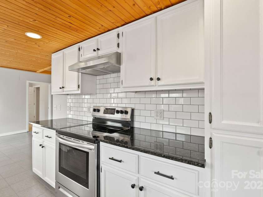 2 Worley Place, Asheville, NC 28806.  MLS# CAR4322493, YatesRealty ID 3813. 