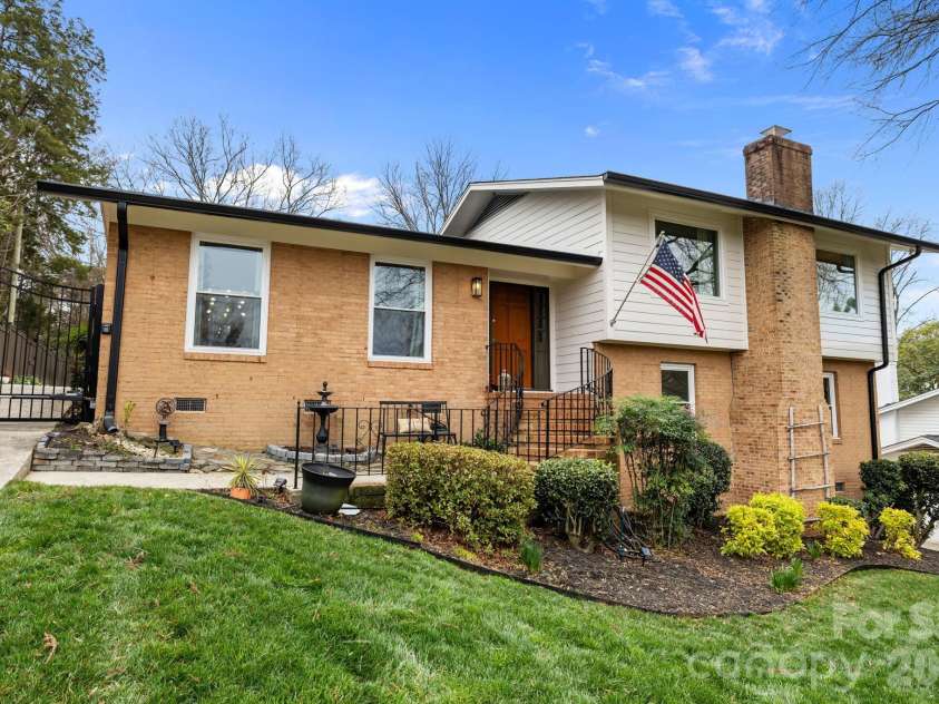 7423 Folger Drive, Charlotte, NC 28226.  MLS# CAR4353978, YatesRealty ID 3813. 
